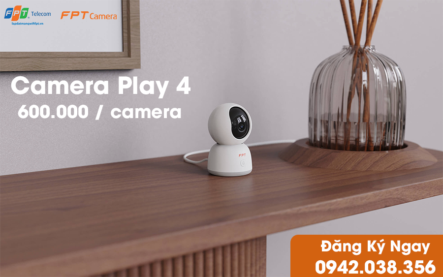 hình ảnh demo camera Play 4 ở khu vực bàn phòng khách, thể hiện sự đa dạng về nơi đặt, thiết kế tinh tế